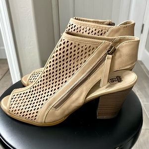 Size 10 womens open toe sandal, side zip with tassel